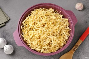 Лагман с картофелем, болгарским перцем и томатной пастой