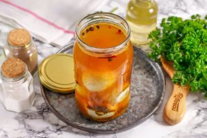 Маринованные яйца в банках