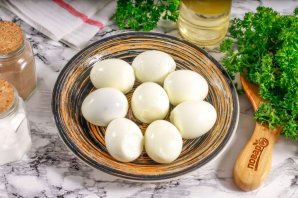 Маринованные яйца в банках