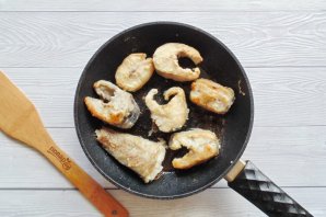 Минтай жареный в муке на сковороде