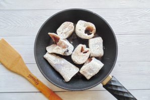 Минтай жареный в муке на сковороде
