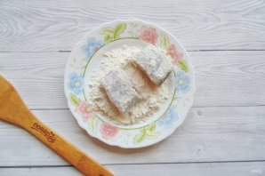 Минтай жареный в муке на сковороде