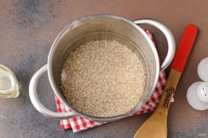 Перловая каша с сосисками и овощами