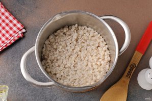 Перловая каша с сосисками и овощами