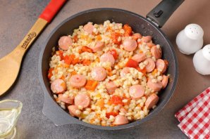 Перловая каша с сосисками и овощами