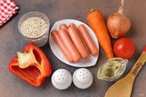 Перловая каша с сосисками и овощами