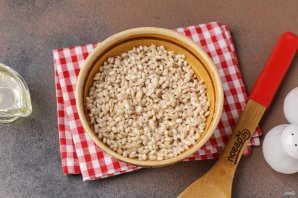 Перловая каша с сосисками и овощами