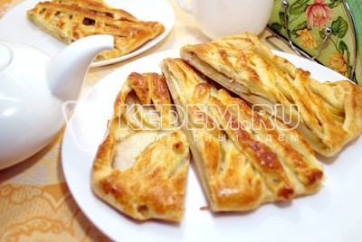 Пирог с яблоками из слоеного теста Пирог с яблоками из слоеного теста