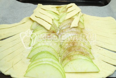 Пирог с яблоками из слоеного теста Пирог с яблоками из слоеного теста