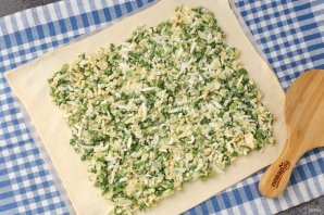 Рулет "Весенний" с зелёным луком и яйцом