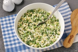 Рулет "Весенний" с зелёным луком и яйцом