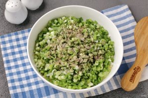 Рулет "Весенний" с зелёным луком и яйцом