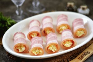 Рулетики из бекона с сыром и яйцом Рулетики из бекона с сыром и яйцом