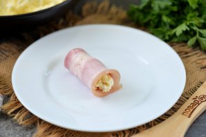 Рулетики из бекона с сыром и яйцом Рулетики из бекона с сыром и яйцом