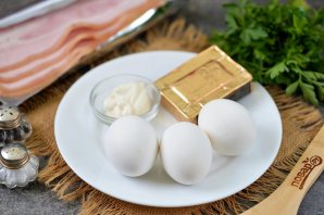 Рулетики из бекона с сыром и яйцом Рулетики из бекона с сыром и яйцом