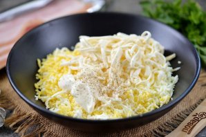 Рулетики из бекона с сыром и яйцом Рулетики из бекона с сыром и яйцом