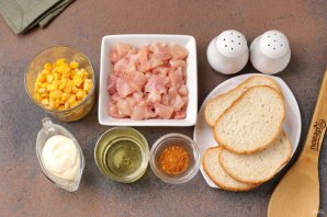 Салат из курицы, кукурузы и сухариков