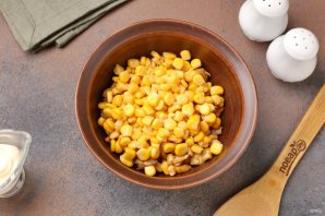 Салат из курицы, кукурузы и сухариков