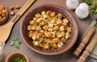 Салат из курицы, кукурузы и сухариков