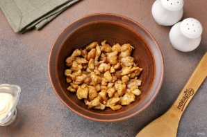 Салат из курицы, кукурузы и сухариков