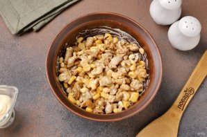 Салат из курицы, кукурузы и сухариков