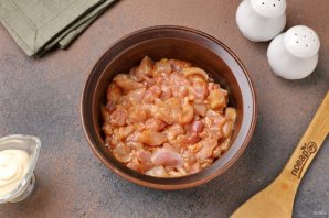 Салат из курицы, кукурузы и сухариков