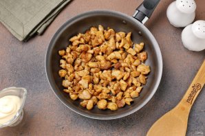 Салат из курицы, кукурузы и сухариков