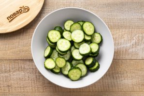 Салат из огурцов с базиликом на зиму