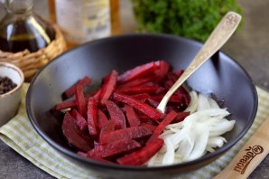 Салат из сельди, маринованной свеклы и горошка Салат из сельди, маринованной свеклы и горошка