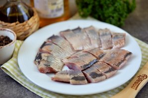 Салат из сельди, маринованной свеклы и горошка Салат из сельди, маринованной свеклы и горошка