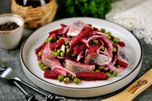 Салат из сельди, маринованной свеклы и горошка Салат из сельди, маринованной свеклы и горошка