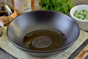 Салат из сельди, маринованной свеклы и горошка Салат из сельди, маринованной свеклы и горошка