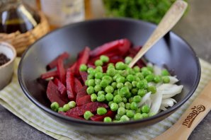 Салат из сельди, маринованной свеклы и горошка Салат из сельди, маринованной свеклы и горошка