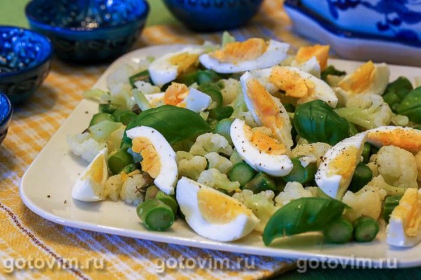 Салат из спаржи с цветной капустой и яйцом Салат из спаржи с цветной капустой и яйцом