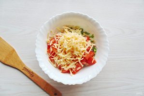 Салат с фасолью, курицей и помидорами