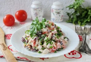 Салат с фасолью, курицей и помидорами