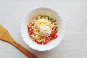 Салат с фасолью, курицей и помидорами