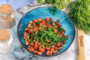 Салат с фасолью, сосисками, сыром и сухариками