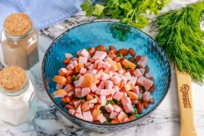 Салат с фасолью, сосисками, сыром и сухариками