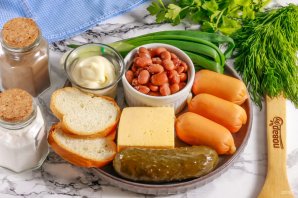 Салат с фасолью, сосисками, сыром и сухариками