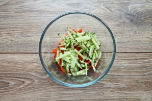 Салат с фунчозой и креветками