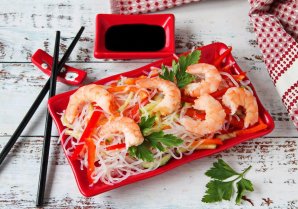 Салат с фунчозой и креветками