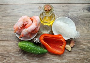 Салат с фунчозой и креветками