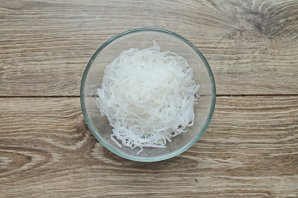 Салат с фунчозой и креветками