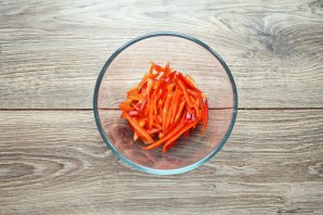 Салат с фунчозой и креветками