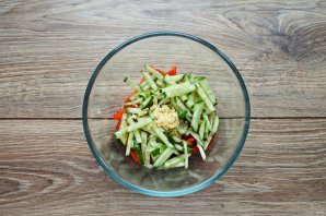 Салат с фунчозой и креветками