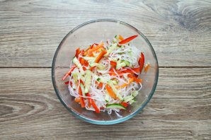 Салат с фунчозой и креветками