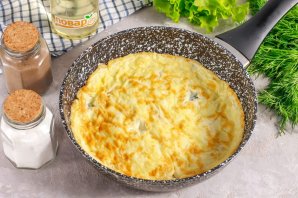 Салат с креветками и сырным омлетом