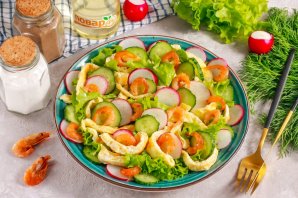 Салат с креветками и сырным омлетом