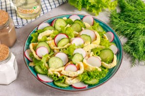 Салат с креветками и сырным омлетом